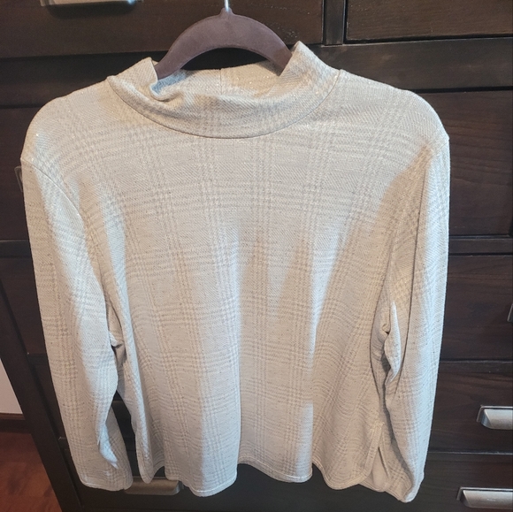 Emily Daniel's pullover top - Picture 1 of 5